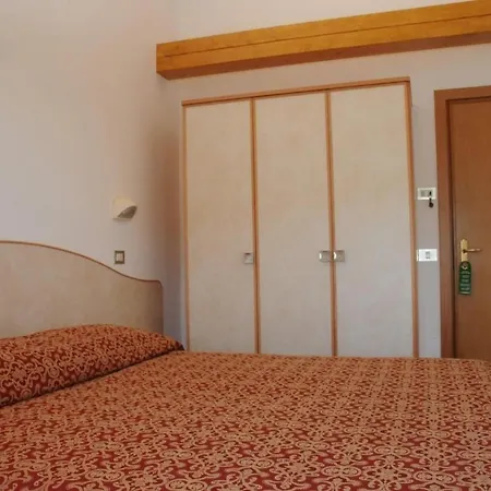 Hotel Saint Tropez Spa & Restaurant Lido Di Savio Room photo